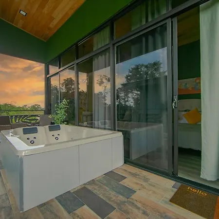 Refugio Verdanza-King Bed And Balcony With Jacuzzi, Fast Wifi, Ev Powering Included! Only 5 Minutes From La Fortuna
